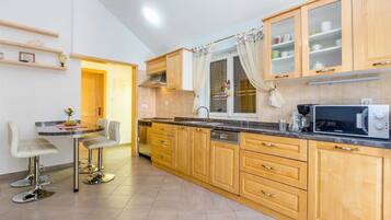 Een koelkast, een magnetron, een oven, een kookplaat