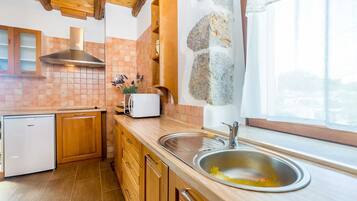 Een koelkast, een magnetron, een oven, een kookplaat