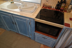 Réfrigérateur, micro-ondes, plaque de cuisson, cafetiÚre/bouilloire
