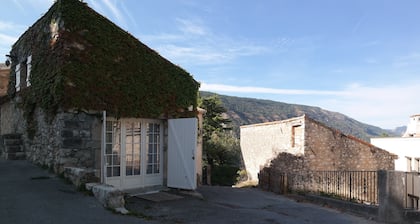 Au Pied du Chùteau. Studio au coeur du village médiéval de GréoliÚres.