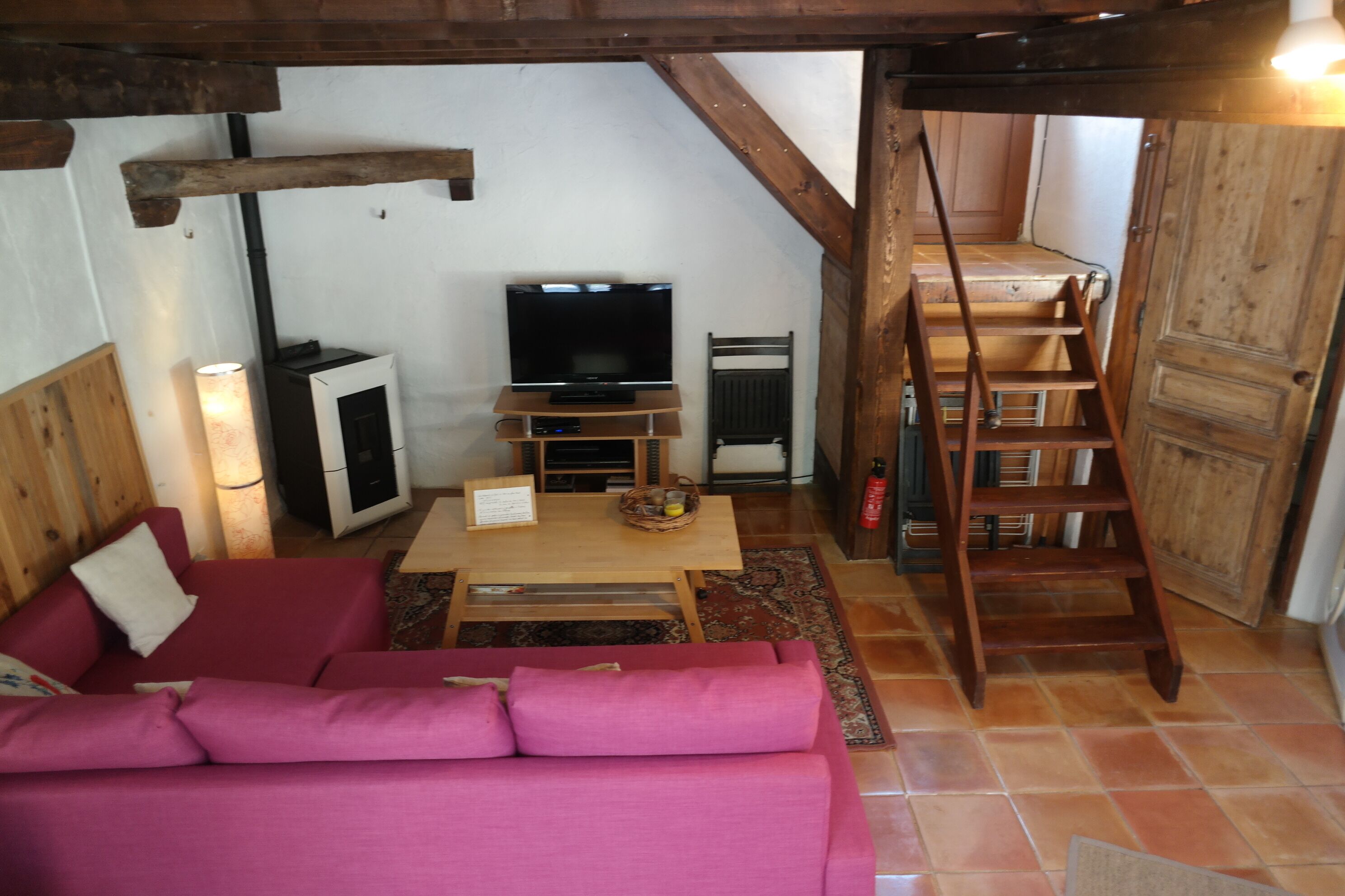 Au Pied du Château. Studio in the heart of the medieval village of Gréolières.