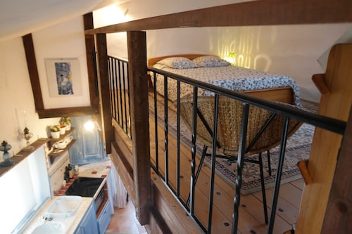 Au Pied du Château. Studio au coeur du village médiéval de Gréolières.