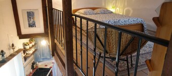 Au Pied du Château. Studio in the heart of the medieval village of Gréolières.