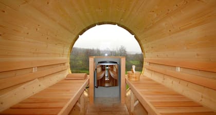 Maison de vacances tout confort avec piscine et sauna dans grand domaine