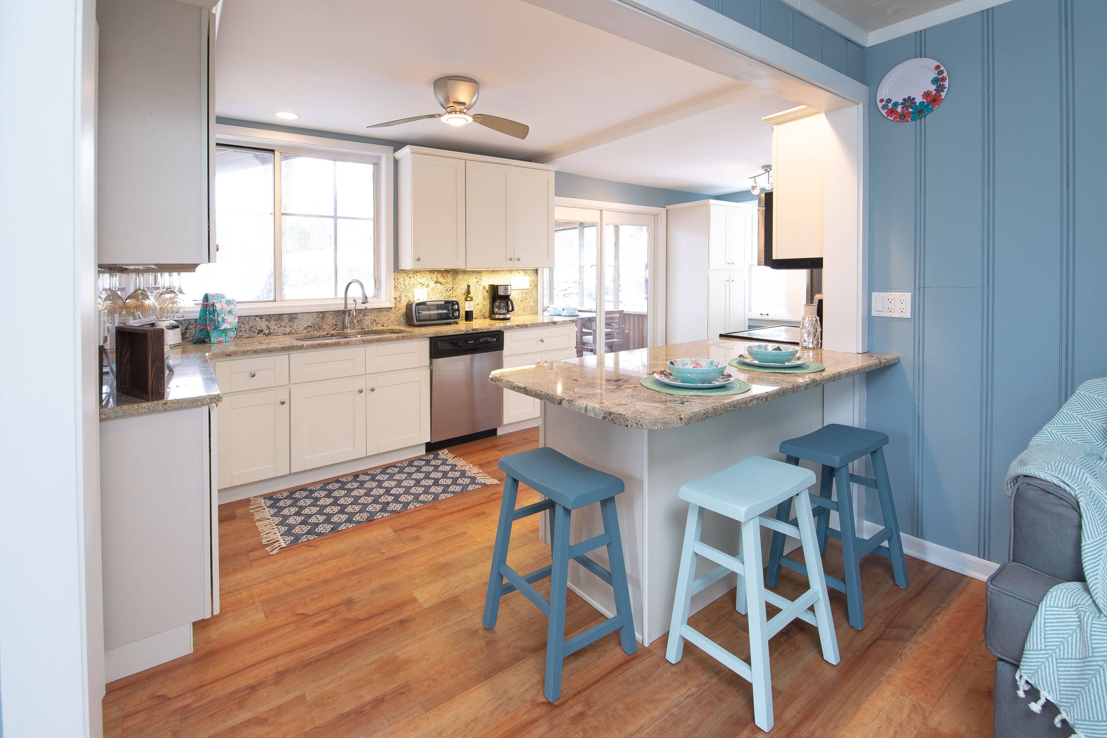 Charming Lake Michigan Cottage in Stevensville near Grand Mere State Park