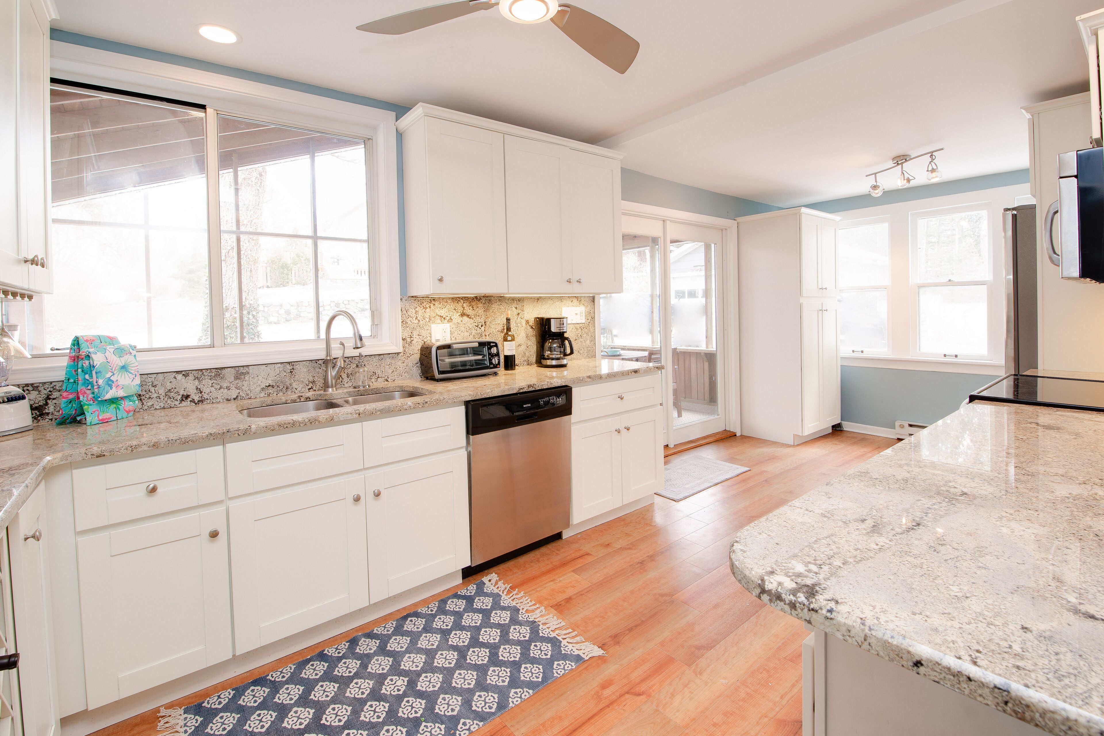 Charming Lake Michigan Cottage in Stevensville near Grand Mere State Park