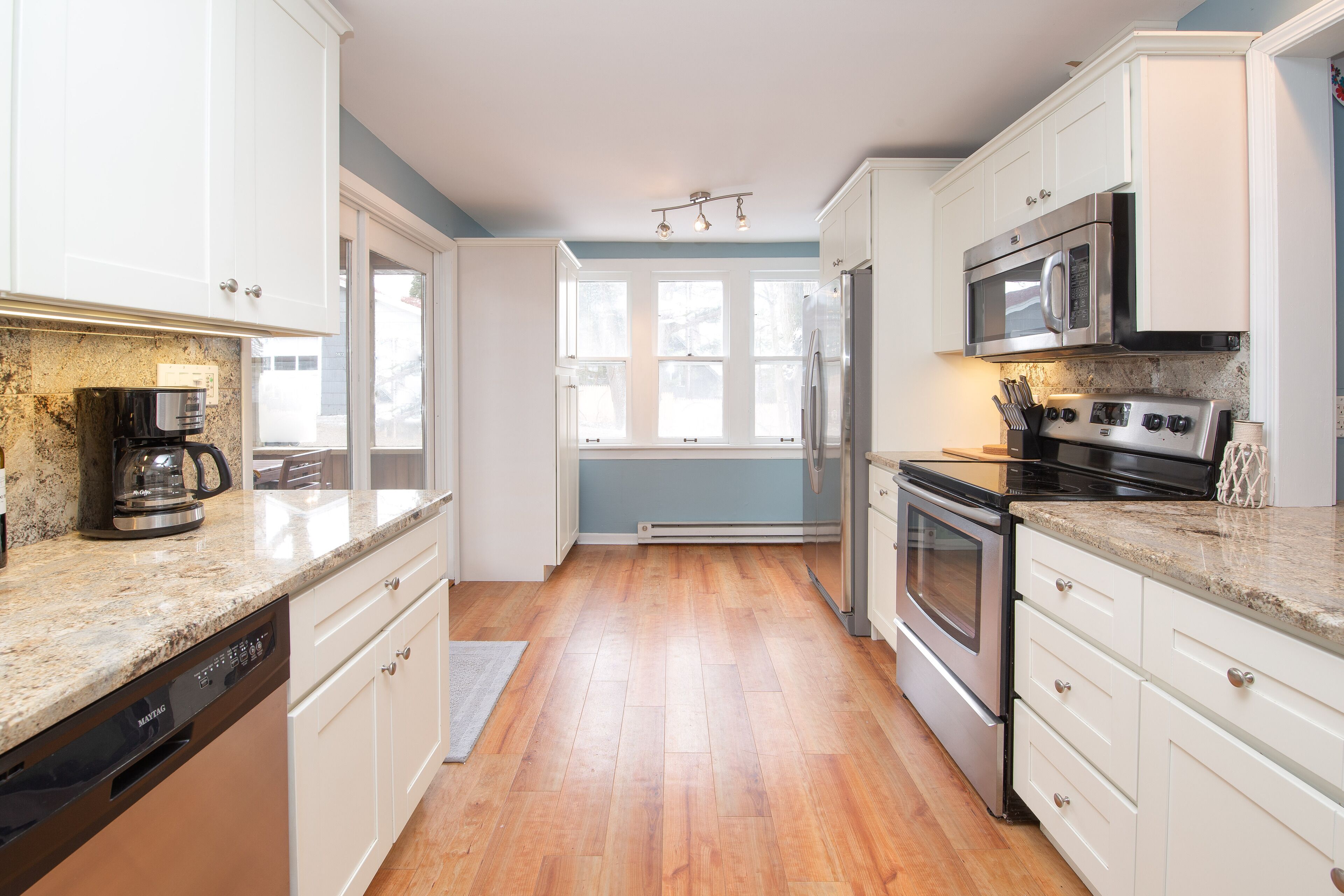 Charming Lake Michigan Cottage in Stevensville near Grand Mere State Park