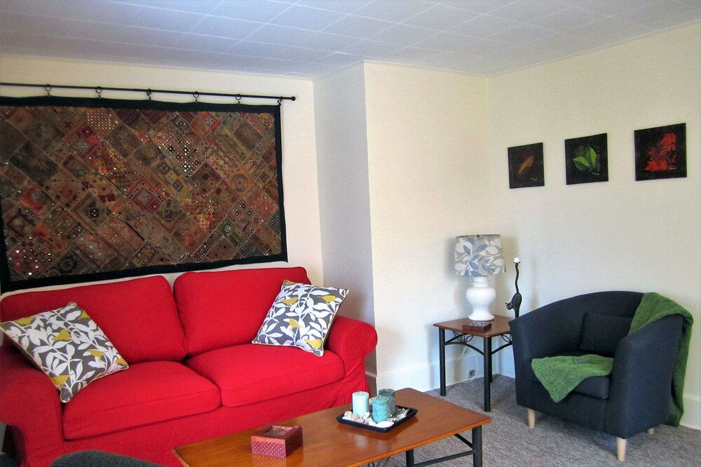 Bright, cozy, private, 1 bedroom coach house apartment