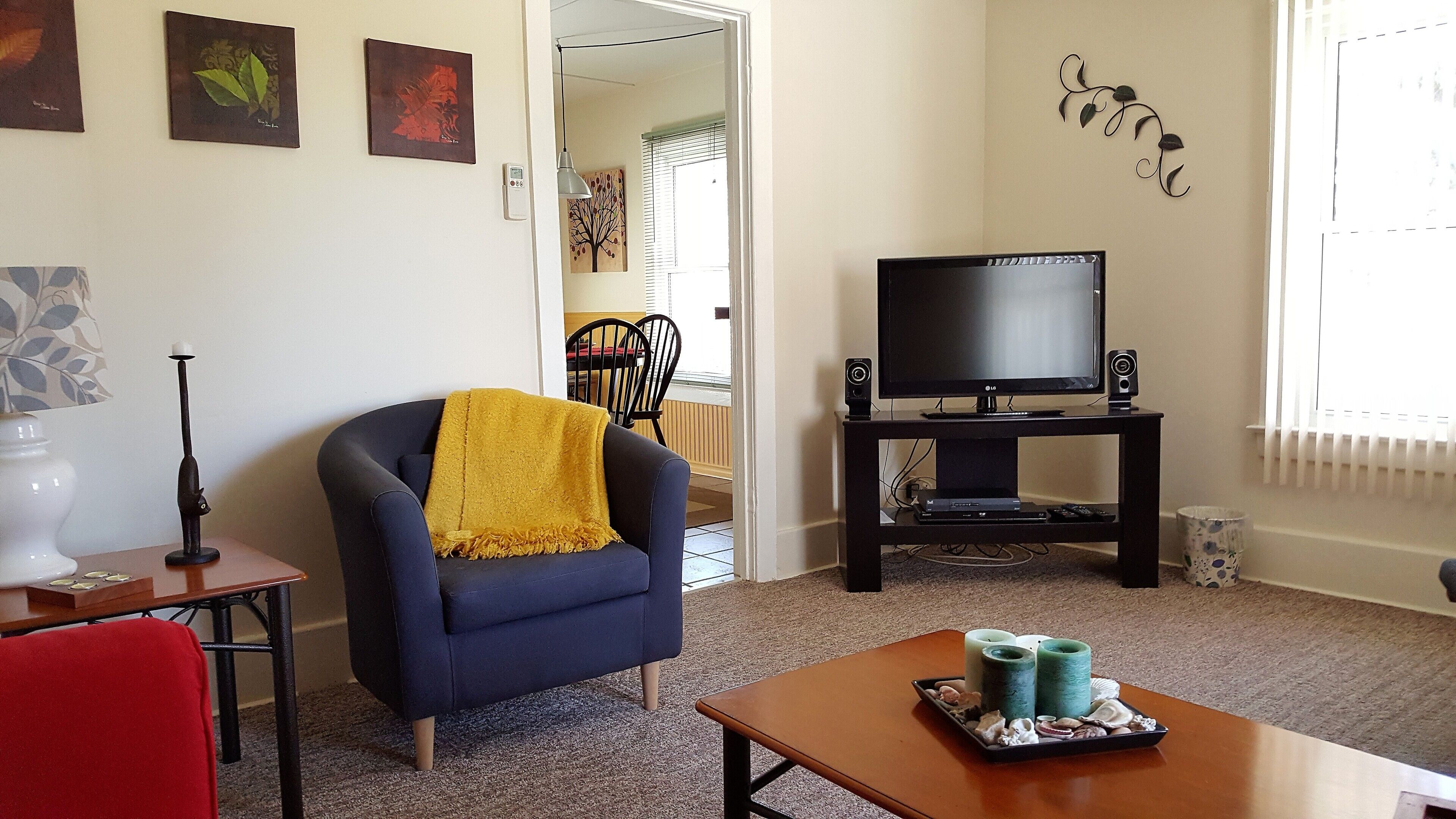 Bright, cozy, private, 1 bedroom coach house apartment