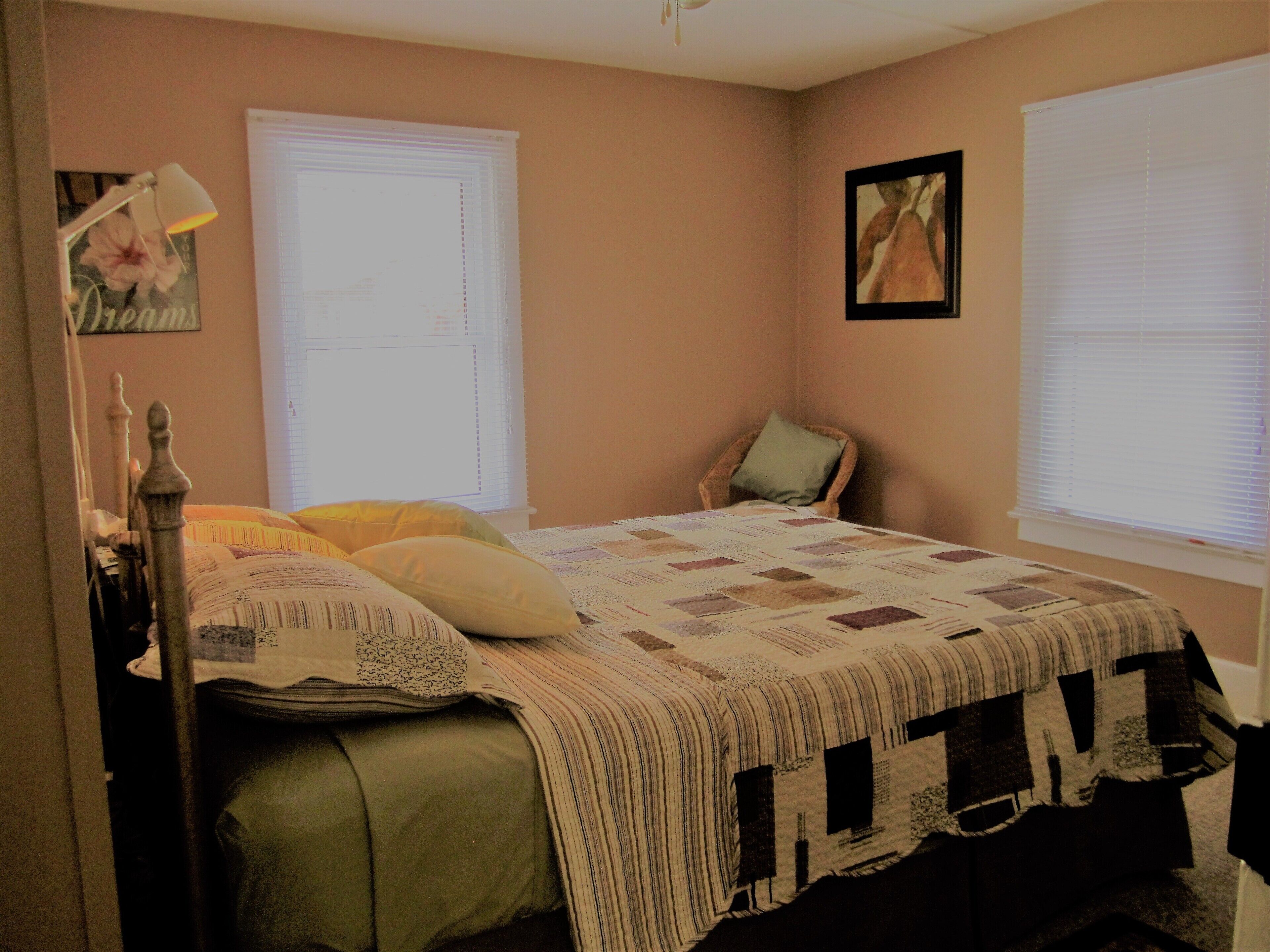 Bright, cozy, private, 1 bedroom coach house apartment