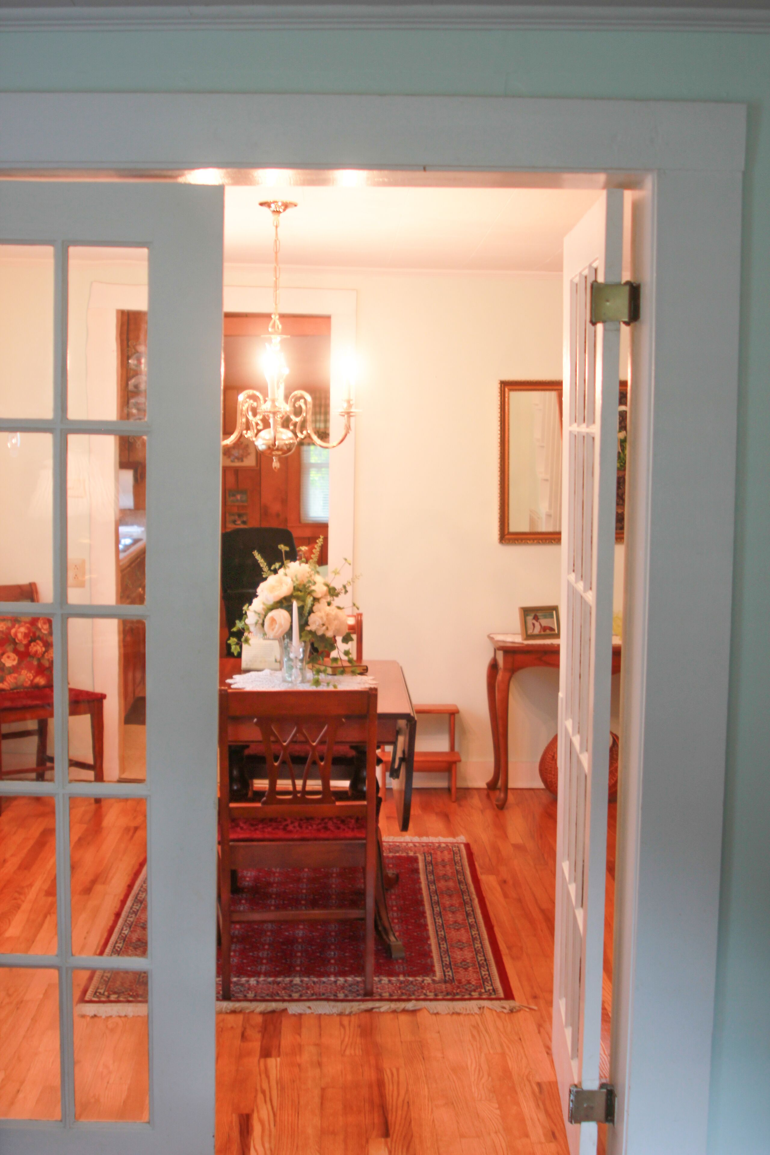 Dining area between living room and kitchen 