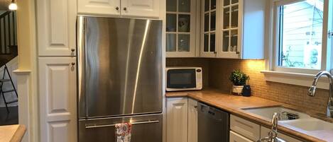 Een koelkast, een magnetron, een oven, een kookplaat