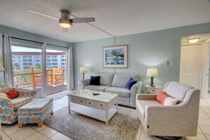 TV, books - El Matador 144 -  FREE TICKETS!! Your stay includes free tickets to many area attractions! (Fort Walton Beach)