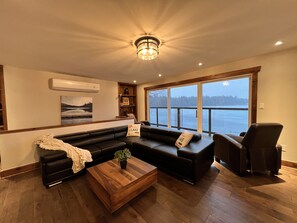 Smart TV, fireplace - Muskoka - The Eagle's Nest (Coldwater)