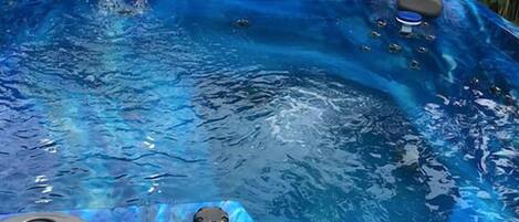 Bañera de hidromasaje al aire libre