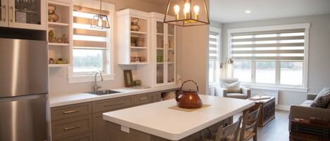 Mikrowelle, Wasserkocher mit Kaffee-/Teezubehör