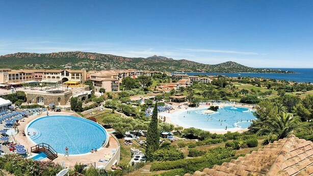 A resort with multiple swimming pools, a beach area, and a view of the sea and mountains. - CAP ESTEREL ST RAPHAEL / AGAY (AGAY)