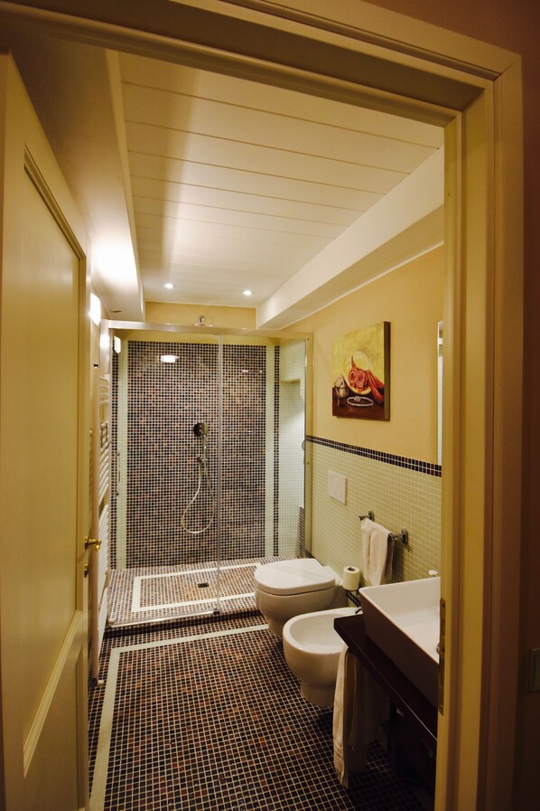 A bathroom with a shower, toilet, and sink. - Charming Anfiteatro Apartment (Lucca)