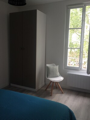 2 chambres, fer et planche à repasser, accès au Wi-Fi (inclus)