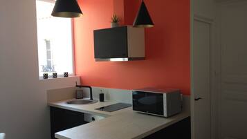 Réfrigérateur, micro-ondes, four, plaque de cuisson