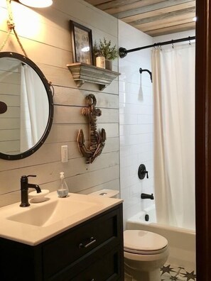 Duschwanne, Haartrockner, Toilettenpapier