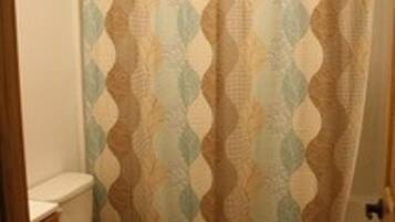 Ducha y bañera combinadas y papel higiénico