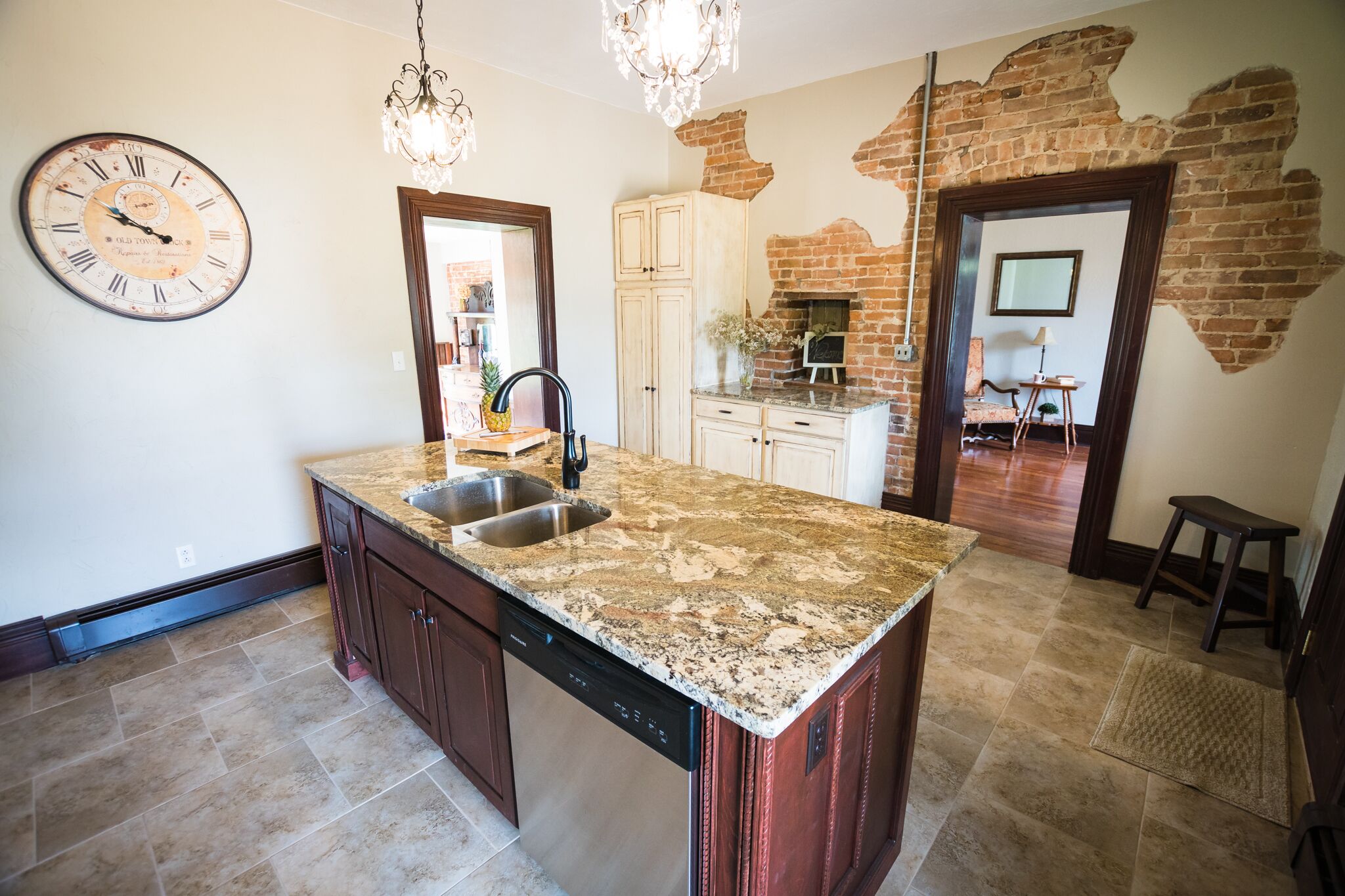 Historic Home, Modern & Charming Decor, Wine Trail, Private Rental