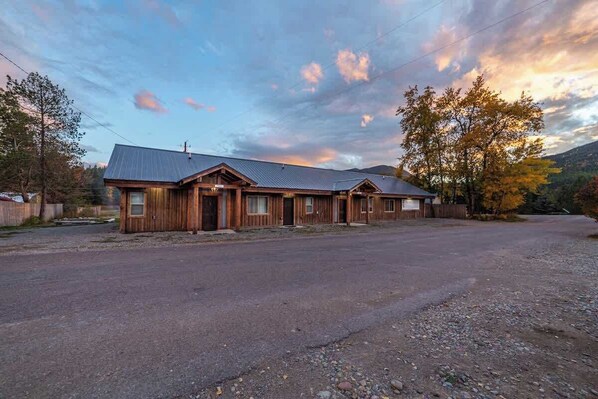 Exterior - GNP Explorers Stay Here–2bd/1ba K/Q Bed-7mi To GNP (Coram)