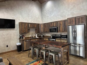 Jääkaappi, mikroaaltouuni, uuni, liesi