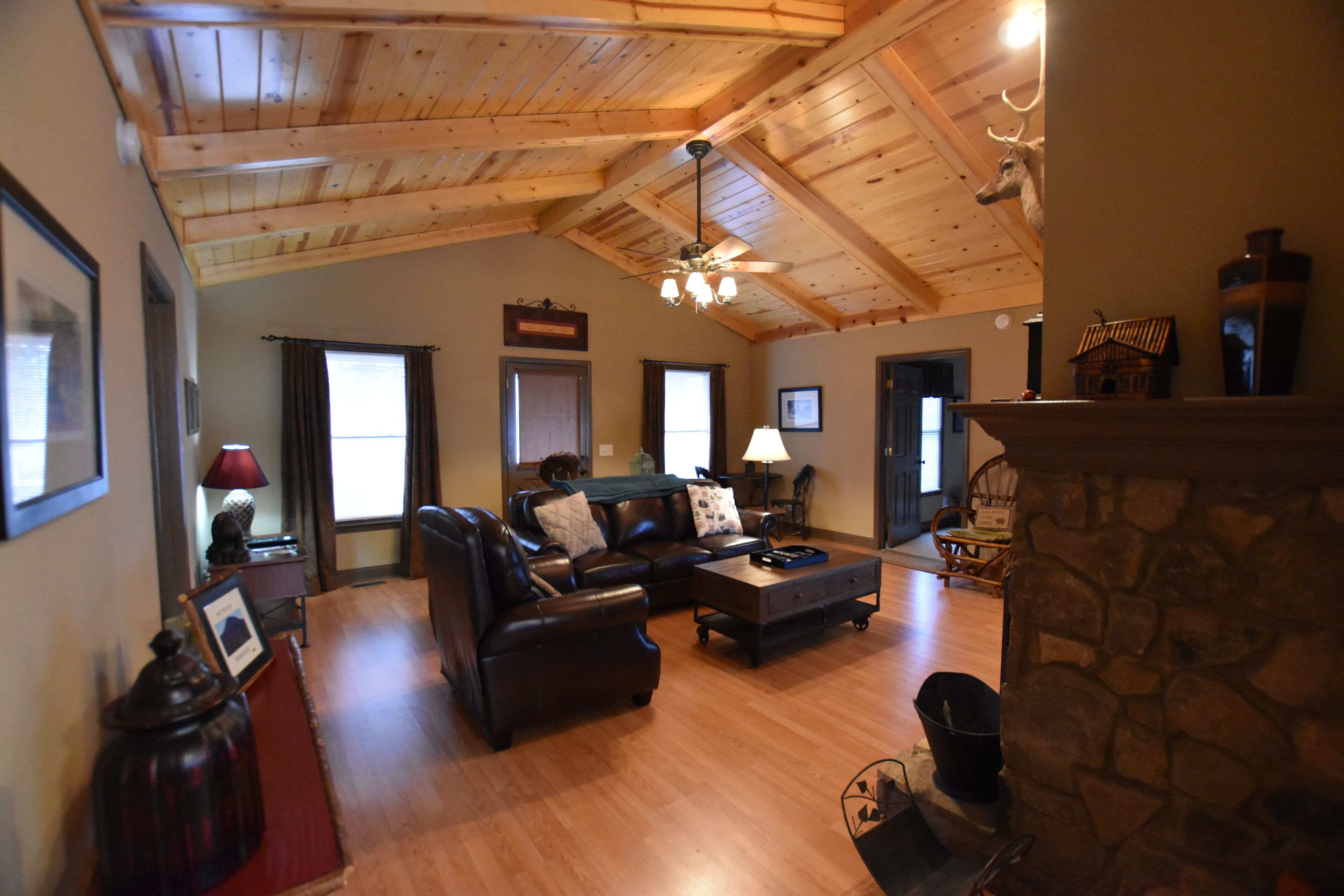 Mountain View Cabin · Gorgous Mt Yonah Views! FIBER OPTIC HIGH SPEED INTERNET!