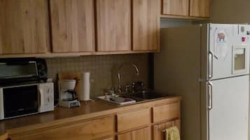 Réfrigérateur, micro-ondes, four, cafetiÚre/bouilloire