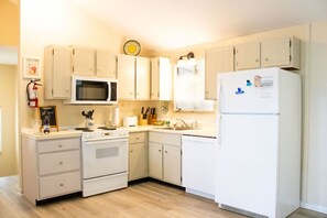 冰箱、微波炉、烤箱、炉灶