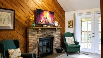 Smart TV, chimenea y futbolito
