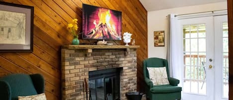 Smart TV, chimenea, reproductor de DVD, futbolito