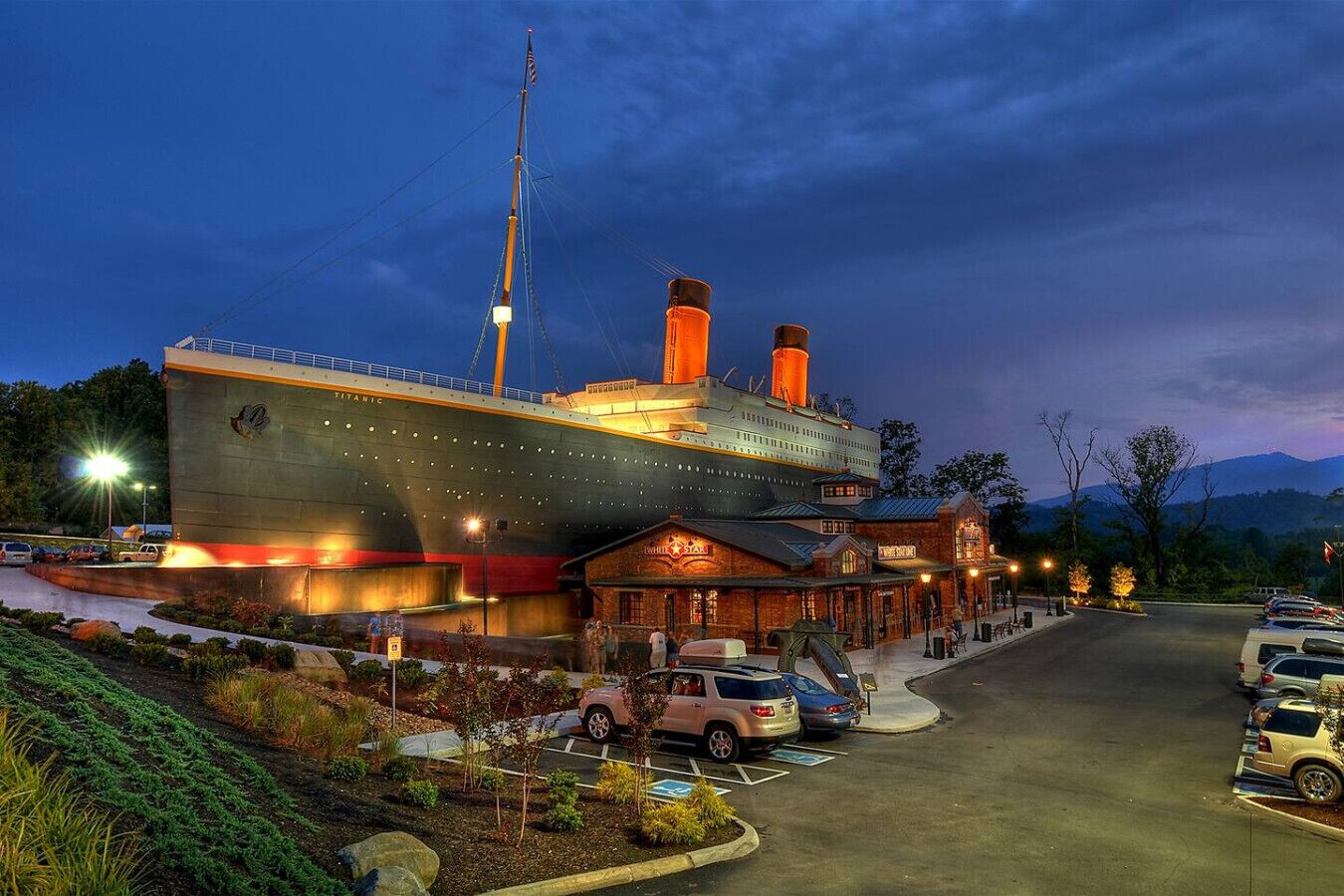 Un gran edificio con forma de barco, junto al cual se encuentra un restaurante llamado "The Star".
