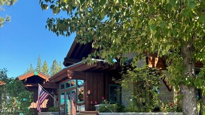 Uma cabana de madeira com uma placa de pedra que diz "Trout Creek Recreation Center".