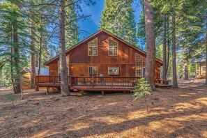 A wooden cabin surrounded by tall pine trees. - Beautiful Tahoe Donner 4 bedroom PERFECT FAMILY rental home. Near All ski areas! (Truckee)