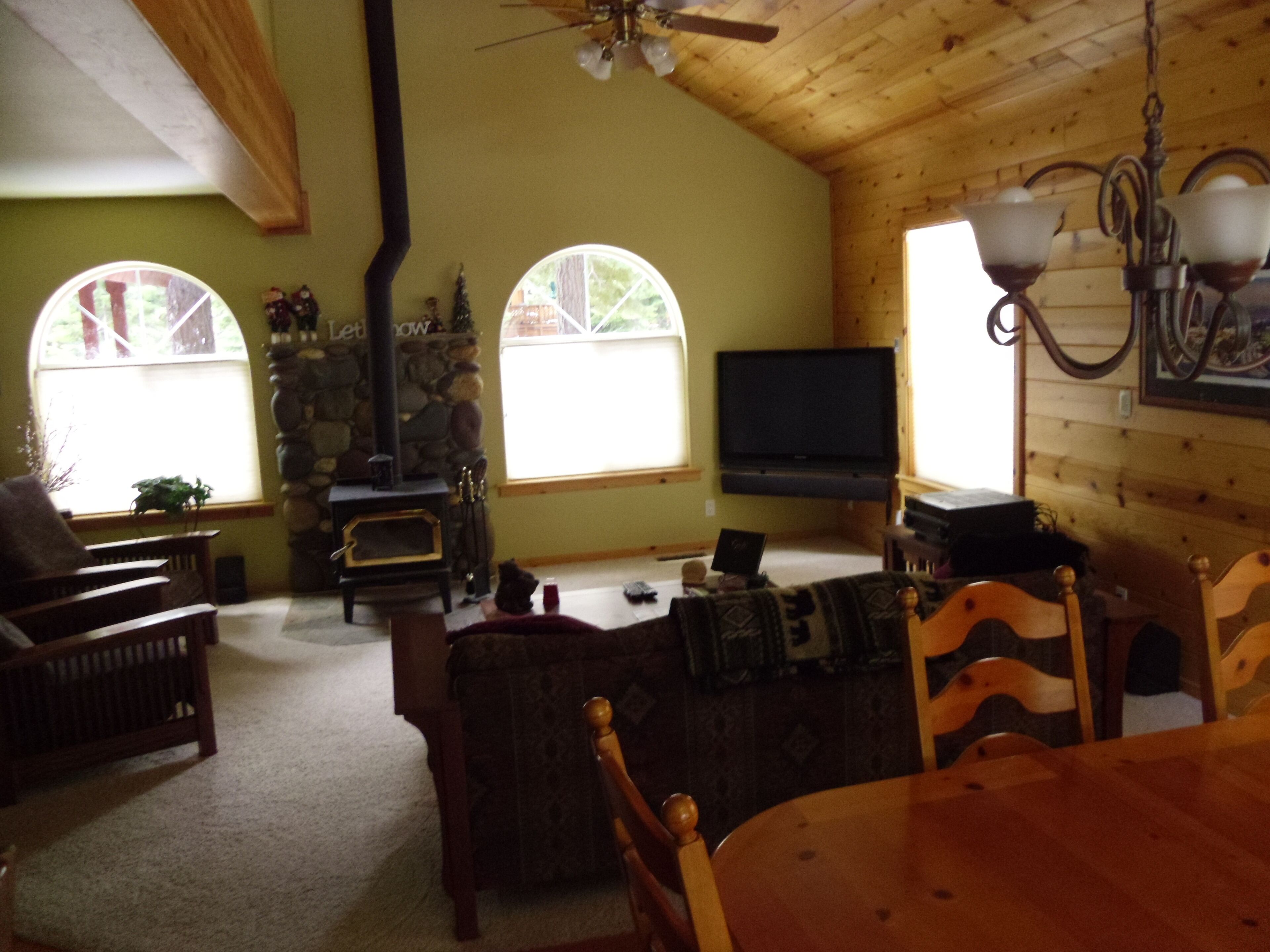 Beautiful Tahoe Donner 4 Bedroom, Perfect Family Rental Home<br>Near 5 ski resorts!