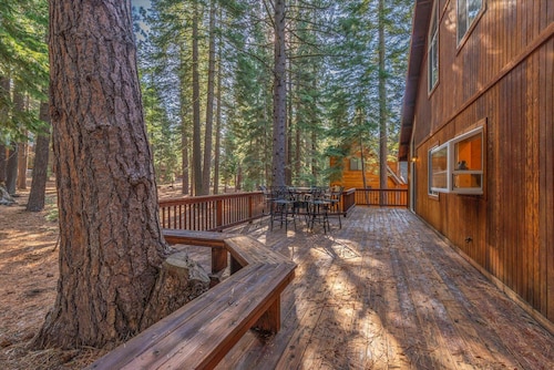 Beautiful Tahoe Donner 4 bedroom PERFECT FAMILY rental home. Near All ski areas!