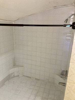 Ducha, toallas y papel higiénico
