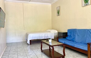 1 dormitorio, escritorio, wifi gratis y ropa de cama