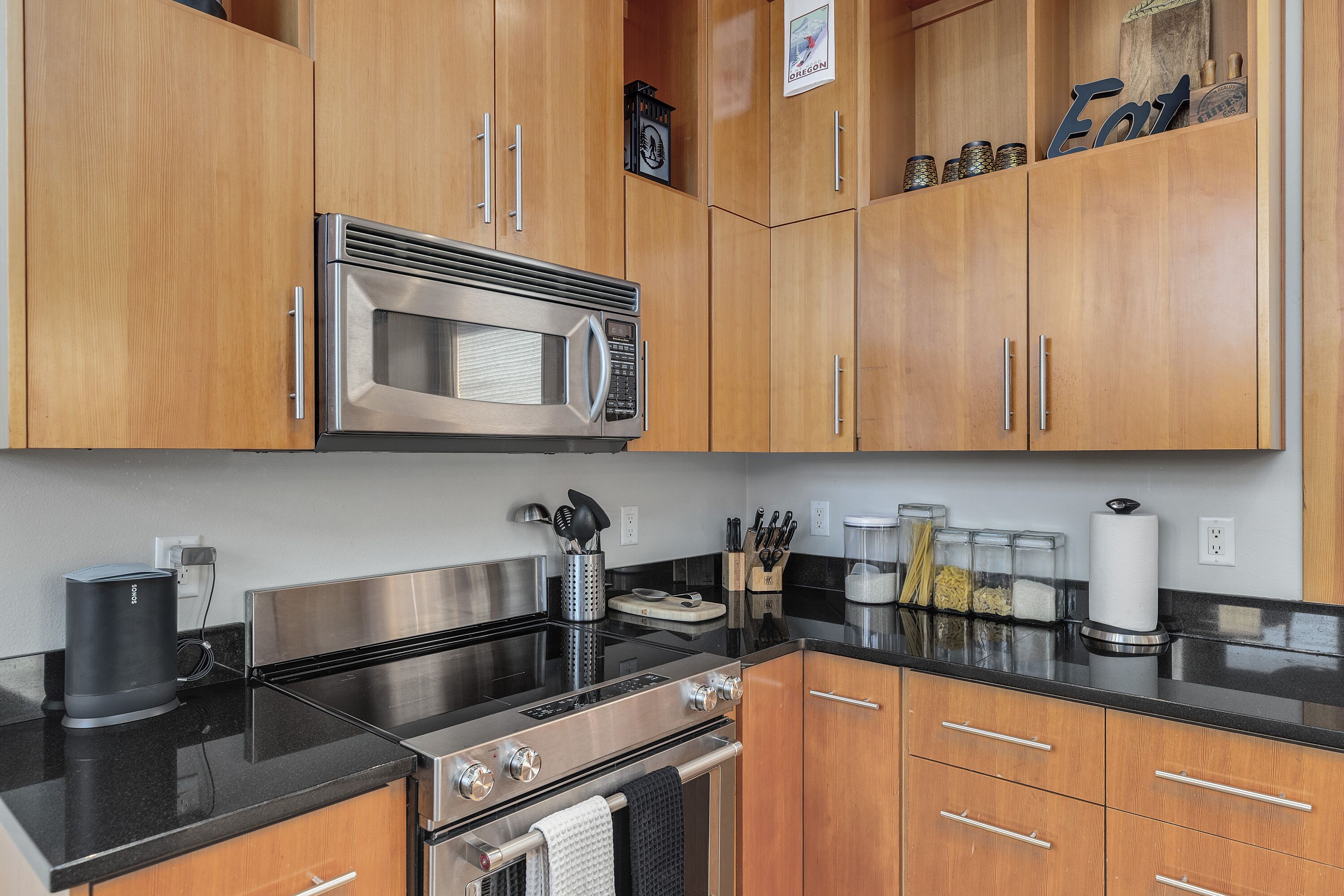 AMAZING LOCATION. Contemporary, beautiful loft in the heart of Downtown HR