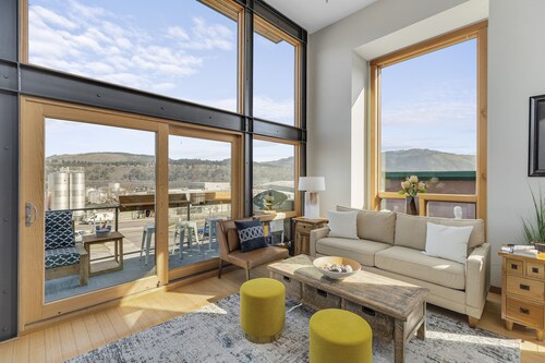 UNBEATABLE LOCATION! Downtown Hood River Loft with Views, Pet Friendly