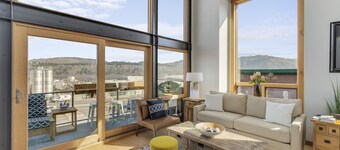 UNBEATABLE LOCATION! Downtown Hood River Loft with Views, Pet Friendly