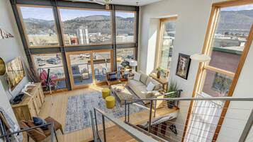 Una televisión, un reproductor estéreo