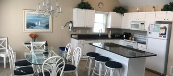 4 soveværelser / 2 bad opdateret øverste etage med 3 DECKS kun 7 huse fra stranden!