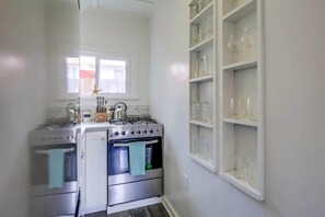Frigorífico, microondas, placa de cocina y lavavajillas