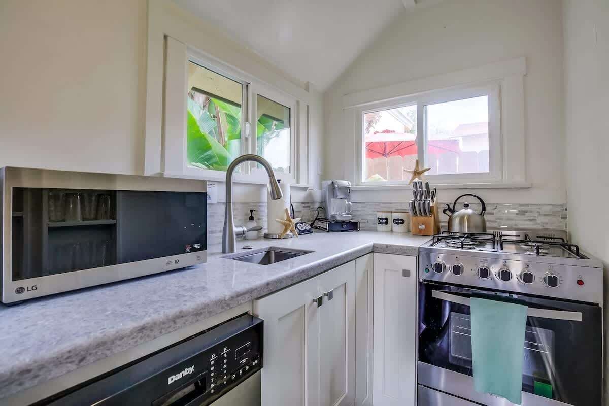 Fridge, microwave, stovetop, dishwasher