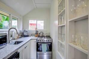 ثلاجة، ميكروويف، موقد طهي مسطح، غسالة أطباق