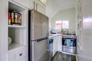 Jääkaappi, mikroaaltouuni, liesi, astianpesukone